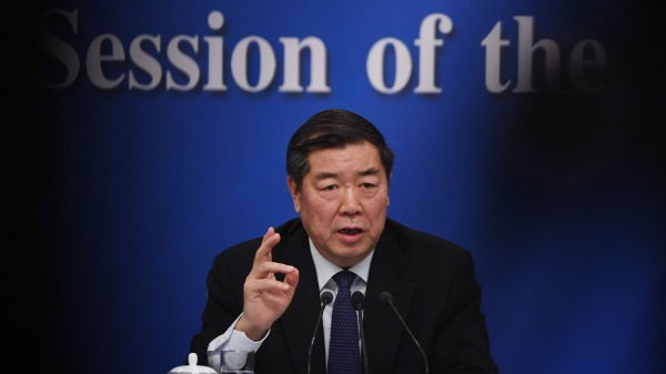 图为中共国家发改委主任何立峰于2019年3月6日在全国人大新闻发布会上发表讲话。