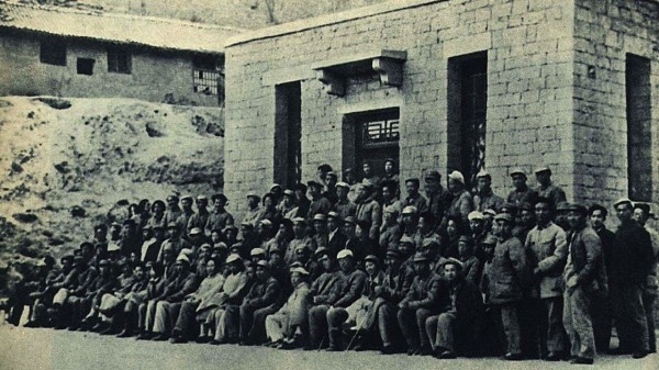 图为1942年毛泽东参加延安文艺座谈会合影。（图片来源：维基百科）