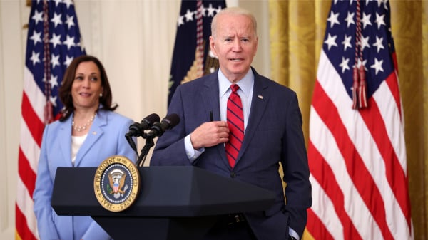 乔．拜登（Joe Biden）在华盛顿特区、白宫发表讲话，副手贺锦丽（Kamala Harris，卡马拉．哈里斯）站在旁边全程参与