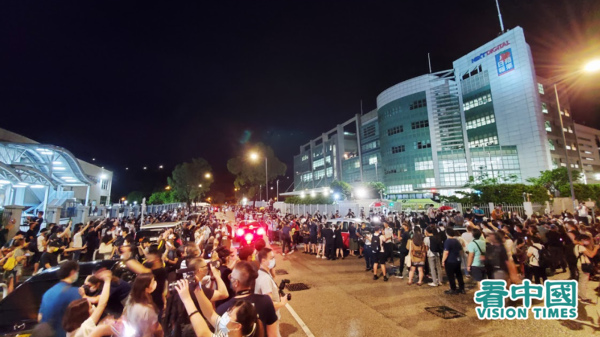 6月24日夜晚，苹果日报停运前夕，市民在苹果日报大楼外声援。（图片来源：李天正/看中国）
