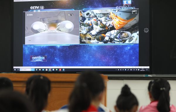 圖為2021年6月17日，中國三名宇航員被送入“天宮”空間站的電視直播。 