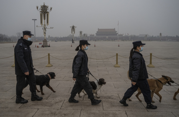 2021年3月5日，牽著警犬的警察在空曠的天安門廣場上巡邏。（圖片來源：Kevin Frayer/Getty Images）