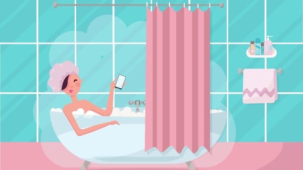 一个女人拿着手机在洗澡