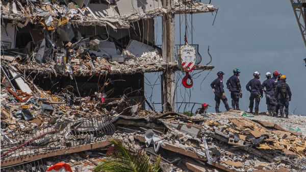 2021年6月27日，美国佛州迈阿密尚普兰塔南公寓楼部分坍塌后的第四天，搜救人员发现了更多的尸体。（图片来源：GIORGIO VIERA/AFP via Getty Images）