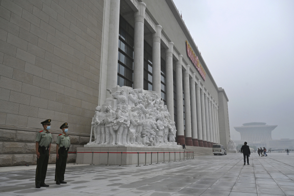 中國警察 2021 年 6 月 25 日站在北京新建的中國共產黨博物館外。
