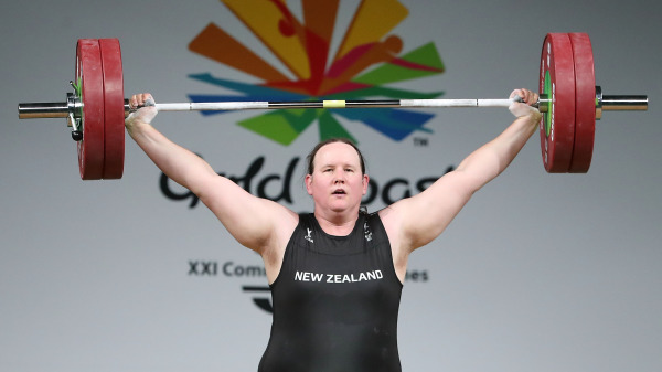 在澳大利亞2018年英聯邦運動會女子90+公斤級舉重決賽中，紐西蘭選手勞雷爾．哈伯德（Laurel Hubbard）舉起槓鈴