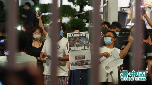 2021年6月24日，香港人痛別最後一期《蘋果日報》。（圖片來源：李天正/看中國）