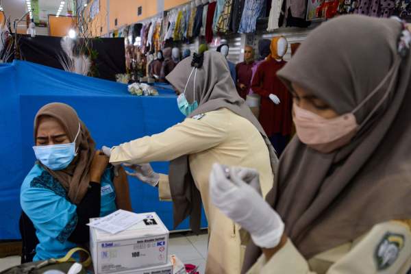 一名印尼女子在接種疫苗