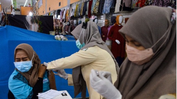 6月29日，一名印尼女子在接种疫苗