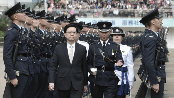 李家超（圖中位置左一）出身警隊，時評人劉細良認為，中共會通過李家超對香港進行大改造。（圖片來源：香港政府新聞處）