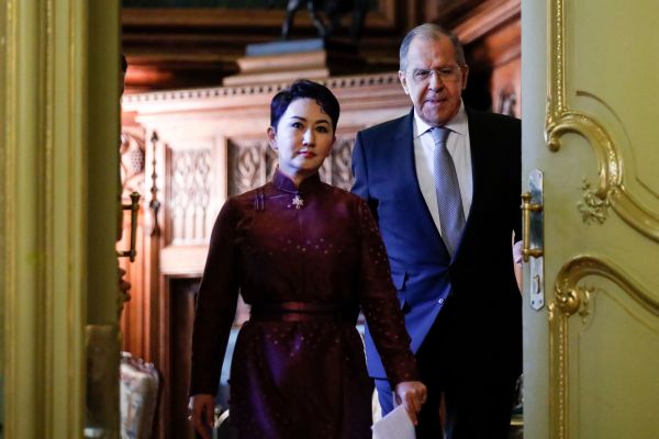 2021年6月1日，俄羅斯外交部長謝爾蓋．拉夫羅夫和蒙古外長巴特策策格在莫斯科會談後進入大廳舉行聯合新聞發布會。