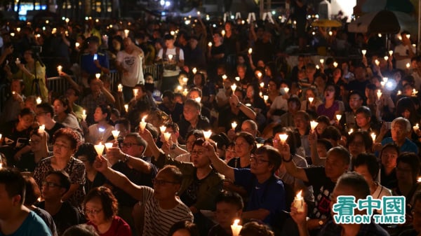 2019年6月4日，香港人在維多利亞公園六四燭光晚會上悼念死難者。