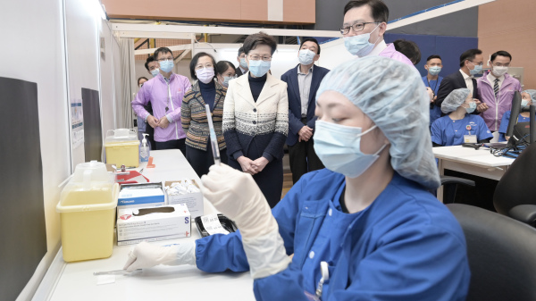 特首林鄭月娥等港府官員視察COVID-19疫苗接種中心。（圖片來源：香港政府新聞處）