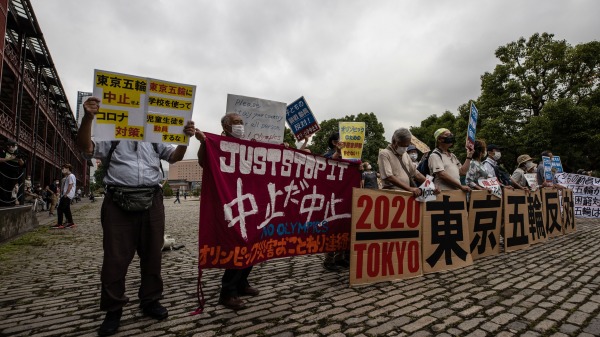 6月30日，示威者在日本橫濱Akarenga公園舉行反對舉辦2020年東京奧運會的抗議活動。