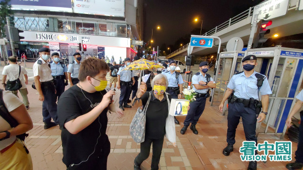 日前独自游行被捕的王婆婆，再次上街悼念六四。（图片来源：李天正/看中国）
