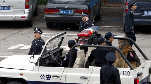 2005年4月17日，中國員警在廣州天河體育場巡邏