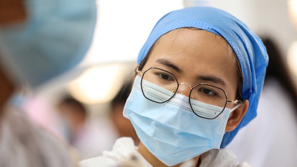 2021年6月3日拍攝的照片顯示，一名衛生工作者在為廣西南部榮安地區的一居民注射疫苗。（圖片來源：STR/AFP via Getty Images）