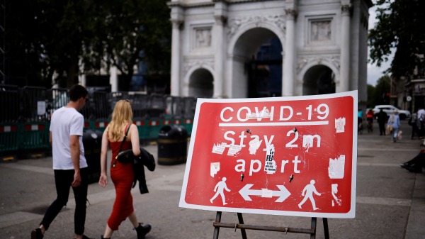 6月6日，在伦敦市中心大理石拱门附近，一个防疫标牌要求保持社交距离。