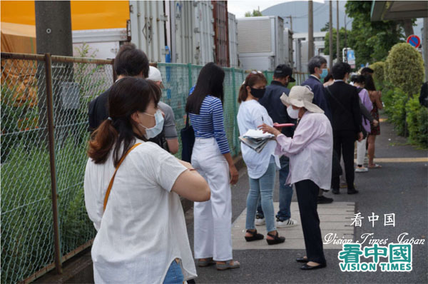 在東京入國管理局門前的街道上發傳單的法輪功學員。