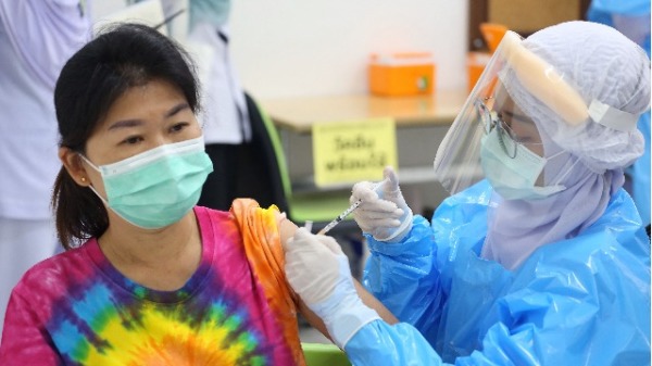2021年6月7日，一名女子在泰国接种疫苗