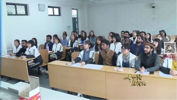 河北师范大学给外籍留学生配女伴引发讨论（图片来源：网络）