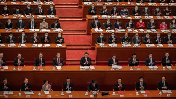 2021年3月11日，習近平與中共官員出席兩會。