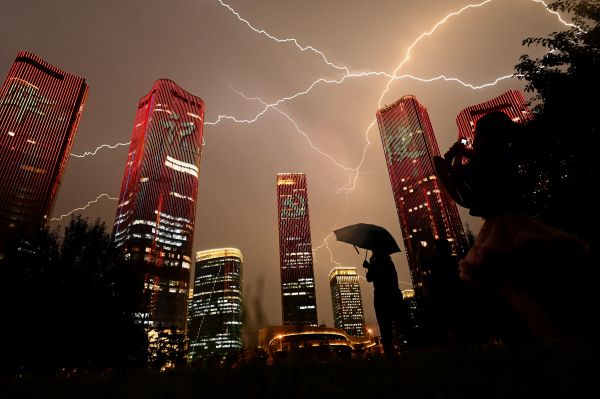 2021年6月30日，在北京庆祝中共建党100 周年前夕，建筑物上映出红色主题的灯光。