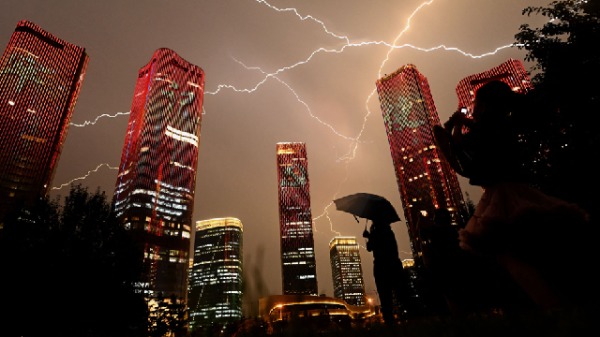 習近平宣佈設立北京證券交易。圖為2021年6月中共建黨100週年前夕的北京。（圖片來源：NOEL CELIS/AFP via Getty Images）