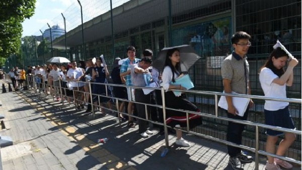 示意圖：2019年，中國民眾在美國大使館外排隊等待簽證（圖片來源：Getty Images）