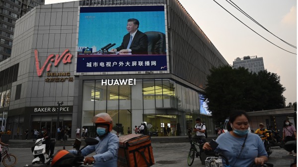 7月7日，北京一家商场外的大屏幕上显示着习近平参加党庆活动的画面。
