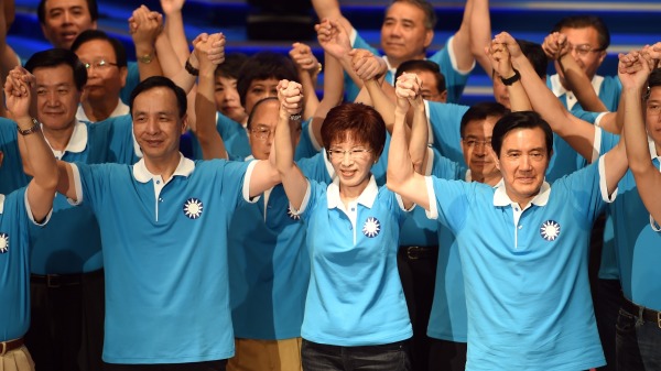 2015年7月19日，国民党总统候选人洪秀柱（中）、时任国民党主席朱立伦和时任中华民国总统马英九出席台北举行的国民党党代会。