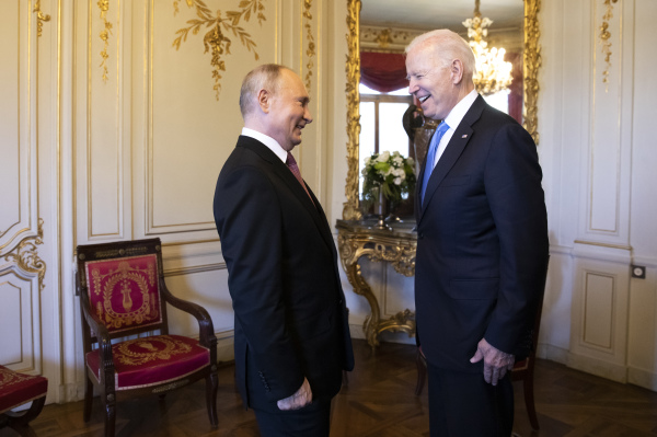 图为2021年6月16日，拜登（右）和普京在瑞士日内瓦会面，举行美俄峰会。 