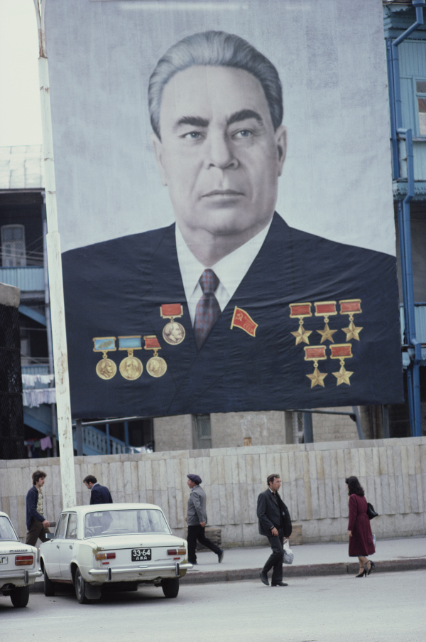 1970年，在苏联境内阿塞拜疆加盟国巴库市的一副巨幅勃列日涅夫的画像，画像中勃列日涅夫佩戴各种勋章。