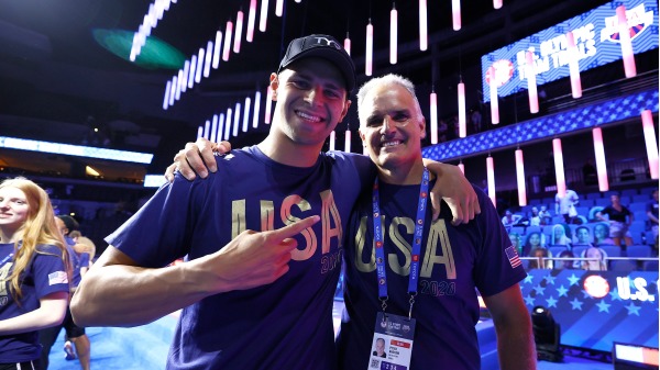 2021年6月20日，美国游泳运动员安德鲁（Michael Andrew）和教练Peter Andrew在2021年美国奥运游泳队选拔的第八天。(16:9)