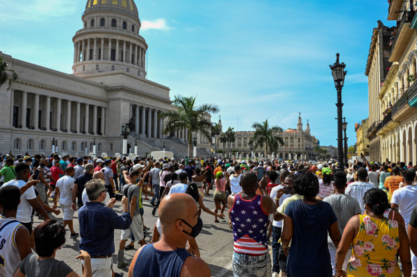 圖為2021年7月11日，南美國家古巴首都哈瓦那，成千上萬古巴人湧上街頭高呼「我們要自由」、「打倒獨裁者」，他們要求總統下臺，結束共產黨獨裁總統。 