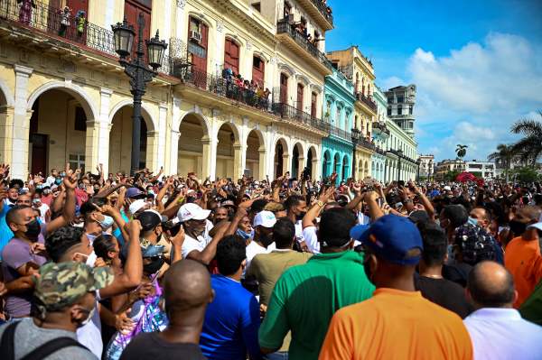 圖為2021年7月11日，南美國家古巴首都哈瓦那，成千上萬古巴人湧上街頭高呼「我們要自由」、「打倒獨裁者」，他們要求總統下臺，結束共產獨裁統治。 