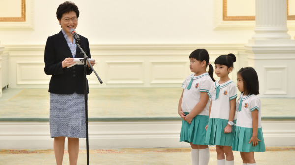 香港特首林郑月娥与幼稚园学生。（图片来源：香港政府新闻处）