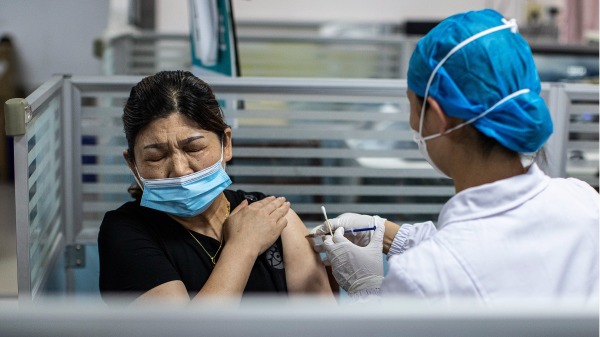 2021年6月21日，武汉市民在接种疫苗。