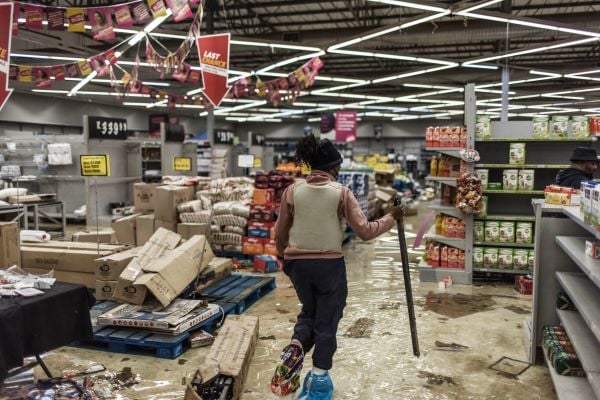 南非騷亂 一家超市被搶掠一空，一片狼藉