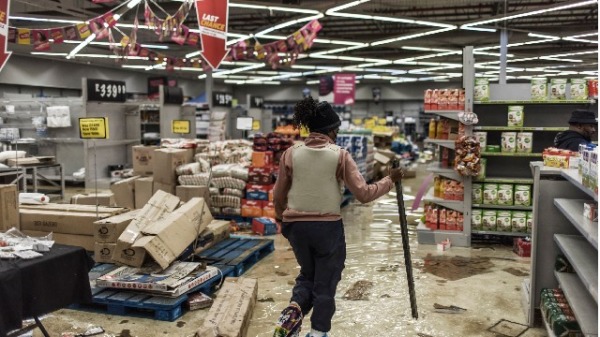 图为南非一间超市被抢掠后的一片狼藉惨况