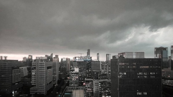 7月16日下午，南京黑云压城，一秒变天（图片来源：微博）