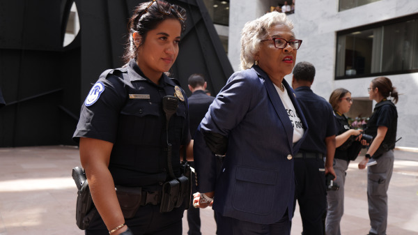 美國國會黑人核心小組主席、民主黨眾議員喬伊斯．比蒂（Joyce Beatty）被國會警察逮捕