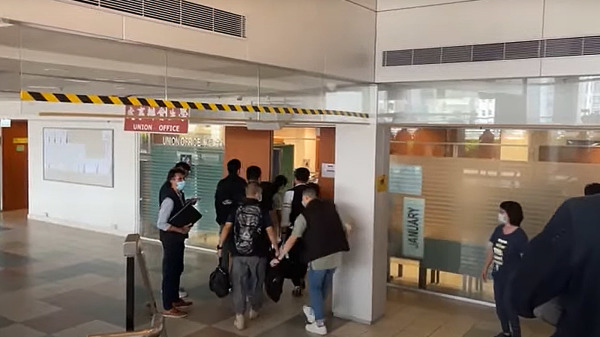16日，身穿黑背心的國安警員到香港大學學生會會址搜查，行動持續約3小時。（圖片來源：立場直播截圖）