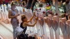 佛州公寓倒塌97死清出1000万公斤碎片(图)