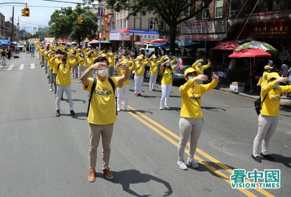 7月18日，纽约地区部分近千名法轮功学员在纽约布碌仑第八大道游行