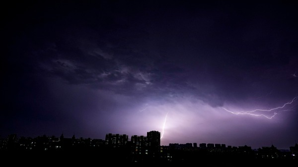 6月30日，北京天空出现闪电。