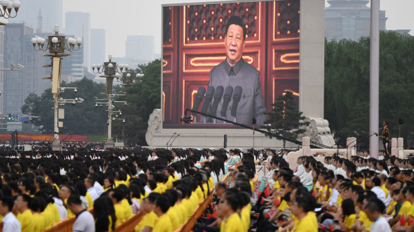 圖為2021年7月1日，在北京天安門廣場，習近平就中共成立百年發表講話，中國大陸民眾被統一組織、必須收看。（圖片來源：WANG ZHAO/AFP via Getty Images）