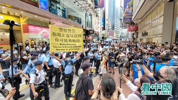 7月1日，大批警員駐守在銅鑼灣街頭，截查並逮捕市民。（圖片來源：李天正/看中國）