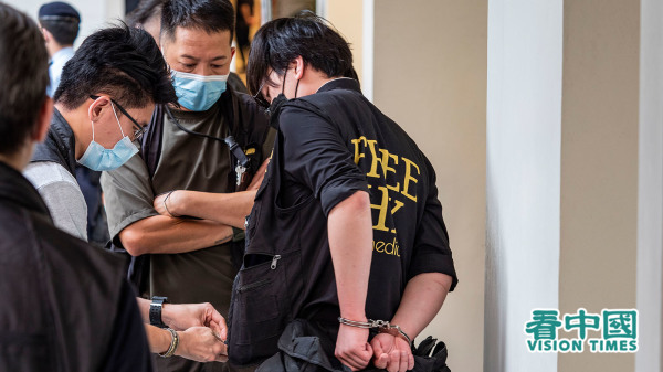曾在反送中运动中担任前线急救员的姜嘉伟牧师，亦出现在铜锣湾，不过被警方双手扣在身后拘捕。（图片来源：李天正/看中国）