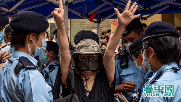 2021年七一，警察在铜锣湾严阵以待，阻止市民集会、示威，期间有市民被逮捕。（图片来源：李天正/看中国）
